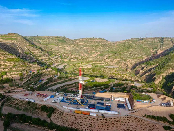 長慶油田采油二廠首個(gè)“風(fēng)光儲柴”微電網(wǎng)投運(yùn)